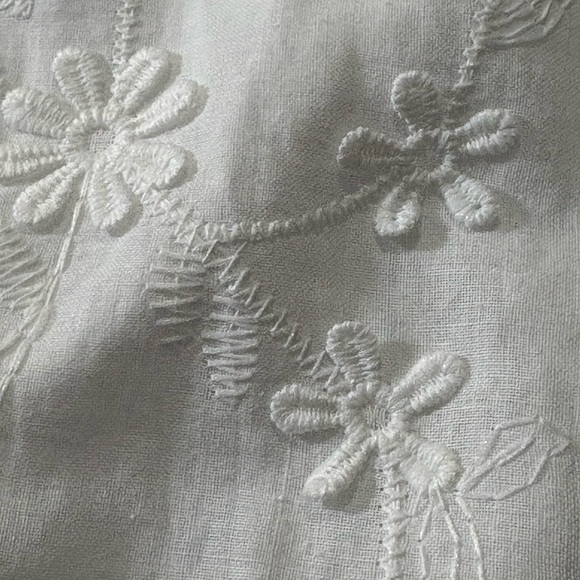 Beautiful Adrianna Papell White 3D Floral Embroidered Boxy Cap Sleeve Blouse. M - Picture 16 of 16